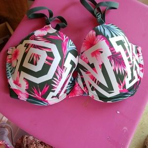 VS pink bra
